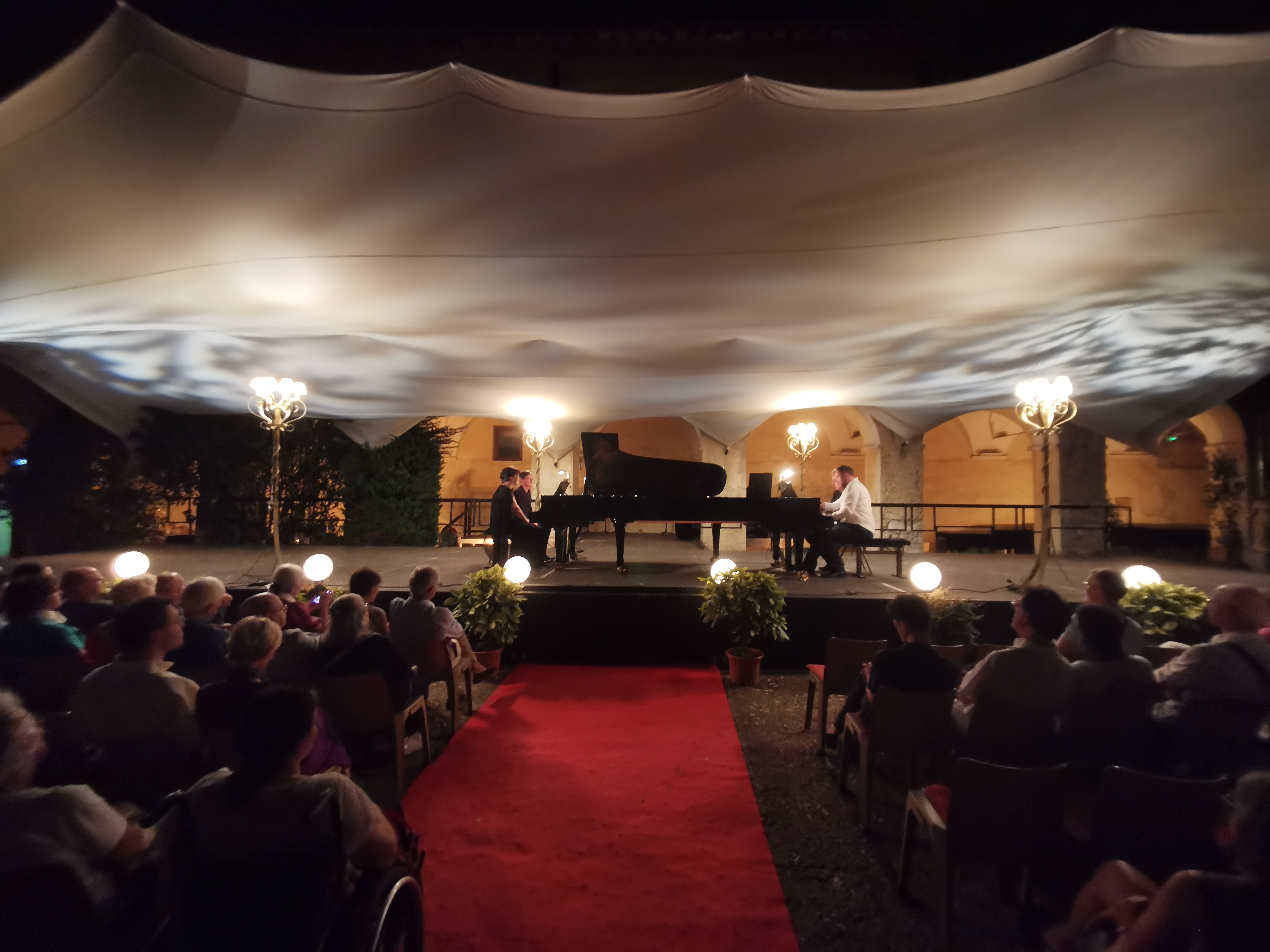SCENE CLOITRE TAPIS ROUGE IMG_20230801_230054.jpg